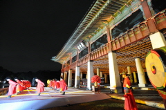 경복궁의 가을 밤을 밝히는 경회루 전통공연 이미지